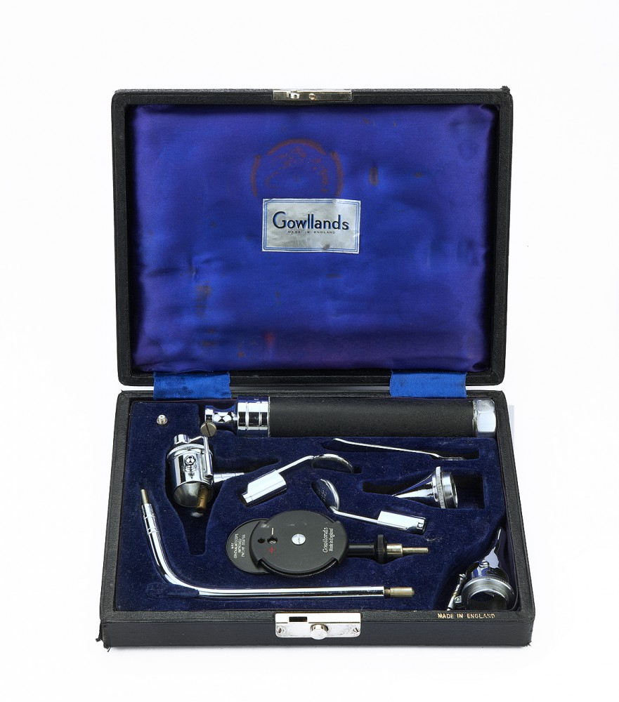 Ophtalmoscope direct avec divers accessoires + un otoscope  piles