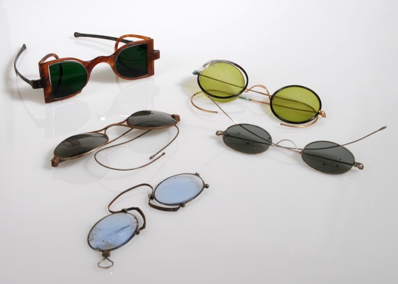 4 lunettes (1 pince-nez, 1 avec verres teints)